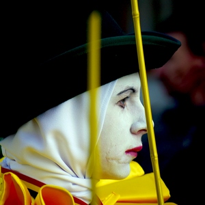 Homme au visage maquillé de blanc avec une collerette jaune et un chapeau noir - Belgique  - collection de photos clin d'oeil, catégorie portraits